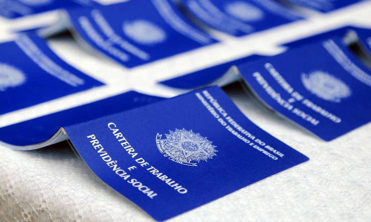 Em um mês, mais 438 mil pessoas ficaram sem emprego, segundo o IBGE