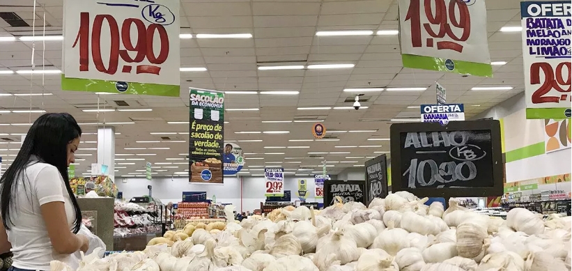Cliente faz compras em supermercado no Rio de Janeiro (Foto: REUTERS/Sergio Moraes)