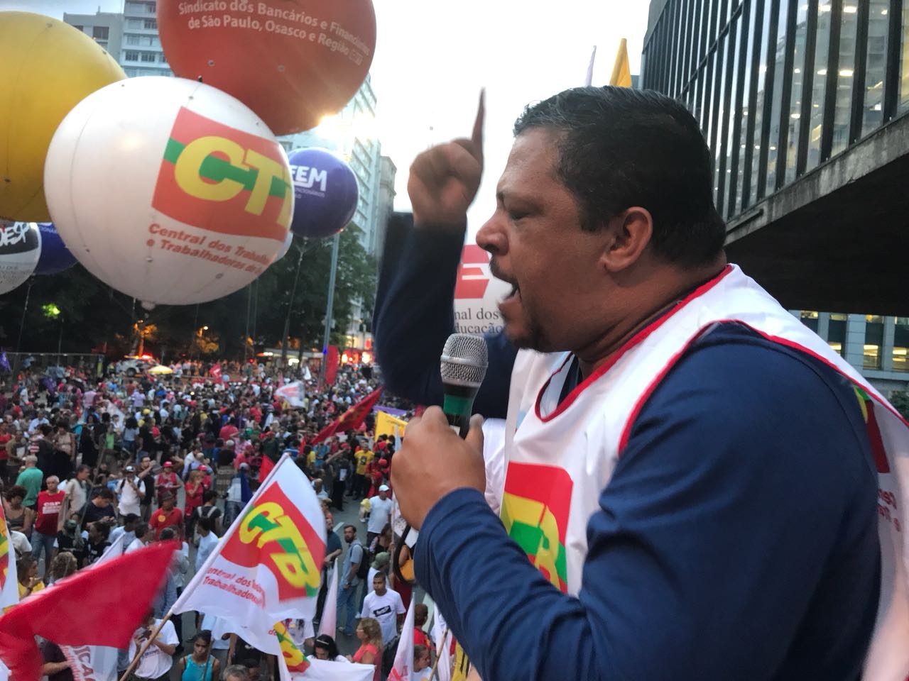 “É inaceitável”, resumiu o presidente da CTB, Adilson Araújo
