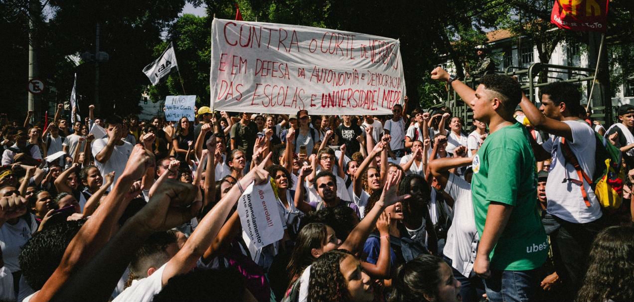 Presidente da Ubes, Pedro Gorki puxa protesto no Colégio Militar no Rio