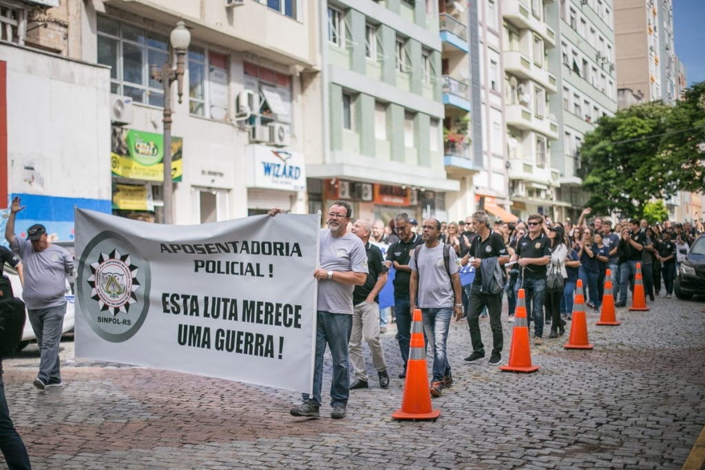 Representante das Polícias Civil, Federal e Rodoviária Federal durante protesto contra a reforma da Previdência em Porto Alegre