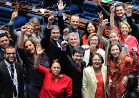 Parlamentares contra golpe no plenário do Senado